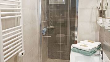 Deluxe Apartment, Garden View | Bathroom