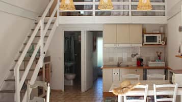 Appartement Deluxe, vue jardin | Restauration dans la chambre