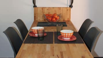 Family Apartment, Garden View | In-room dining