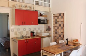 Economy Apartment, Garden View | Private kitchen - Villa Colibri (Lorgues)