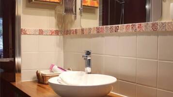 Økonomileilighet, hageutsikt | Bad