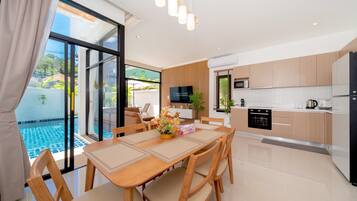 Villa Deluxe, 3 habitaciones, piscina privada | Cocina privada | Microondas, placa de cocina y máquina de café espresso