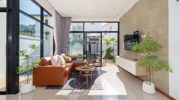 Villa Deluxe, 3 habitaciones, piscina privada | Zona de estar | Televisión LCD de 43 pulgadas con canales digitales