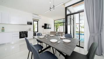 Villa Deluxe, 3 habitaciones, alberca privada | Cocina privada | Refrigerador, microondas, parrilla de estufa y cafetera de espresso