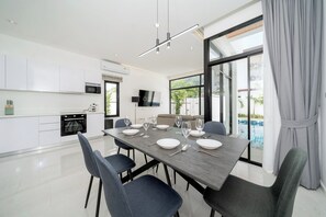 Villa Deluxe, 3 chambres, piscine privée | Cuisine privée | Réfrigérateur, four à micro-ondes, surface de cuisson