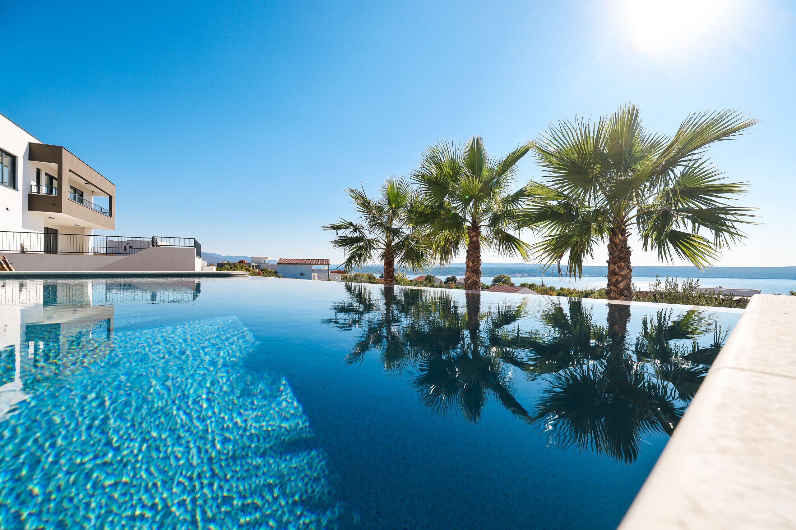 Piscina a l'aire lliure i piscina climatitzada 