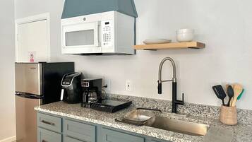 Réfrigérateur, micro-ondes, plaque de cuisson, cafetière/bouilloire