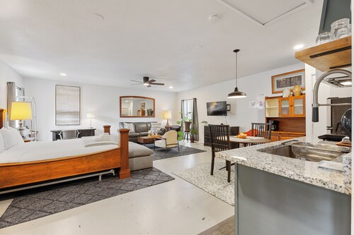 Studio | 8 min to Integris Baptist Portland Ave | Kitchen, Wi-Fi, Free Parking #MR