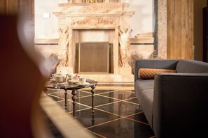 Luksusleilighet, byutsikt | Oppholdsområde | En 50-centimeters Flatskjerm-TV med kabel-kanaler