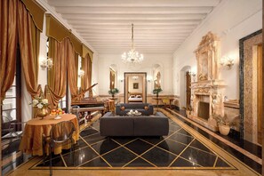 Luksusleilighet, byutsikt | Oppholdsområde | En 50-centimeters Flatskjerm-TV med kabel-kanaler