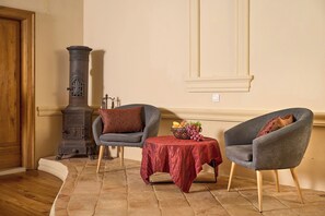 Luksusleilighet, byutsikt | Skrivebord, skrivebord for bærbar PC og blendingsgardiner