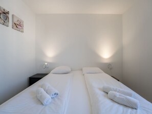 2 bedrooms, travel crib, free WiFi