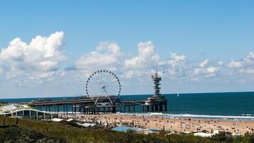 Ranta lähistöllä, aurinkotuoleja