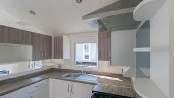 Frigorífico, microondas, placa de cocina y cafetera o tetera