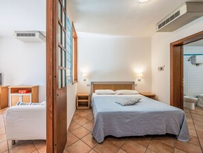 2 bedrooms, travel crib, free WiFi