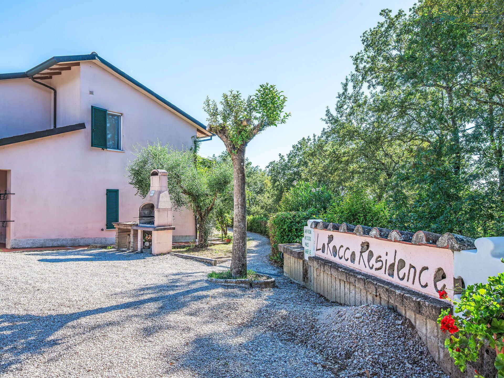 Un edificio con una insegna che recita 'Villa Residence'.