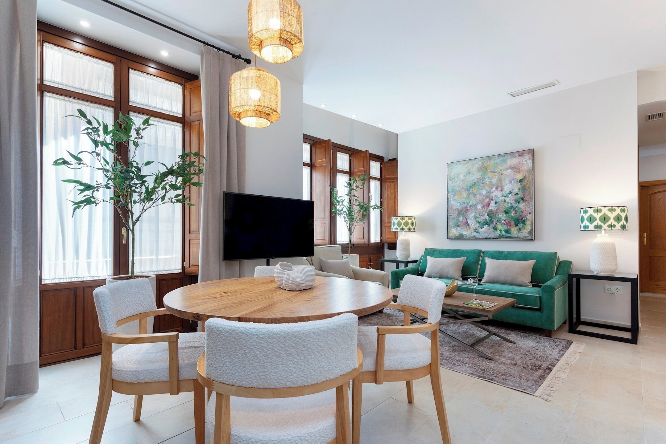 Appartement (2 Bedrooms) | Woonruimte | Een 52-inch smart-tv met digitale zenders