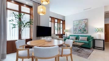 Appartement (2 Bedrooms) | Woonruimte | Een 52-inch smart-tv met digitale zenders