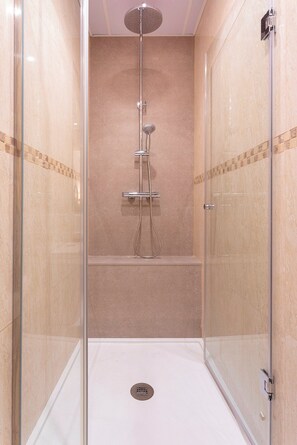 Apartment (2 Bedrooms) | Bathroom | Shower, free toiletries, hair dryer, towels - Unique Apt. With Balcony Cordoba. Templo Romano (Córdoba)