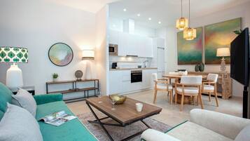 Appartement (2 Bedrooms) | Woonruimte | Een 52-inch smart-tv met digitale zenders
