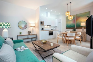 Apartamento (2 Bedrooms) | Zona de estar | Smart TV de 52 pulgadas con canales digitales