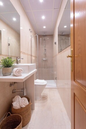 Apartment (2 Bedrooms) | Badezimmer | Dusche, kostenlose Toilettenartikel, Haartrockner, Handtücher