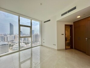 2 habitaciones, escritorio y espacio para trabajar con laptop 