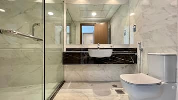 Amenidades de baño gratuitas, toallas, papel de baño