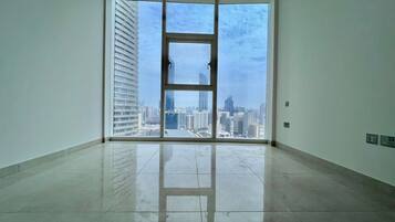2 habitaciones, escritorio y espacio para trabajar con laptop