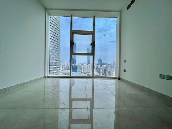 2 habitaciones, escritorio y espacio para trabajar con laptop 