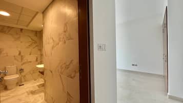 2 habitaciones, escritorio y espacio para trabajar con laptop