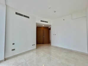 2 habitaciones, escritorio y espacio para trabajar con laptop 
