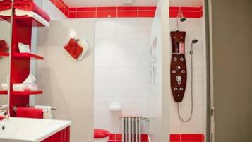 Chambre Familiale, vue ville | Salle de bain | Peignoirs, serviettes fournies