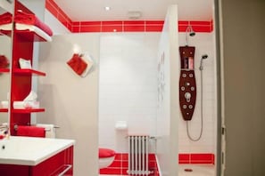 Family Room, City View | Bathroom | Bathrobes, towels - Lalobema (Machecoul-Saint-Même)