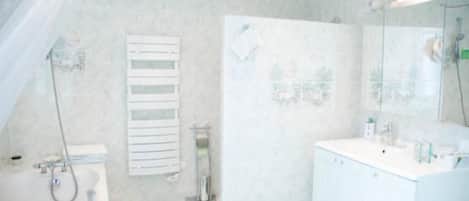 Habitación doble Confort, vista al jardín | Baño | Batas y toallas
