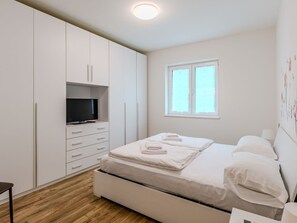 1 bedroom, iron/ironing board, travel crib, free WiFi - Cosy apartment for 4 guests with A/C, WIFI, TV, patio and panoramic view (Dro)