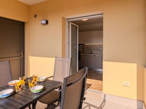 Outdoor dining - Cosy apartment for 4 guests with A/C, WIFI, TV, patio and panoramic view (Dro)