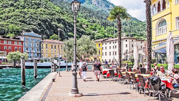 A waterfront promenade with outdoor seating, a view of the water, and buildings with balconies. - Beautiful apartment for 4 guests with WIFI, A/C, TV, patio and panoramic view (Dro)