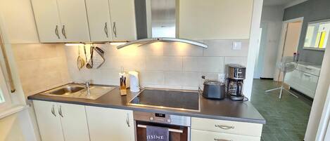 Køleskab, ovn, elkedel, brødrister