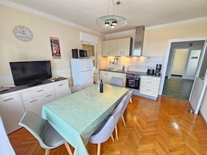 Køleskab, ovn, elkedel, brødrister