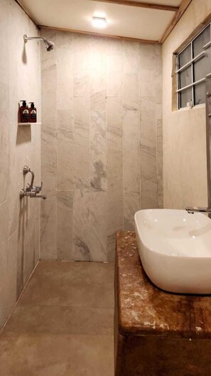 Kamar Double Standar | Kamar mandi | Shower, shower pijat air, pengering rambut, dan kloset