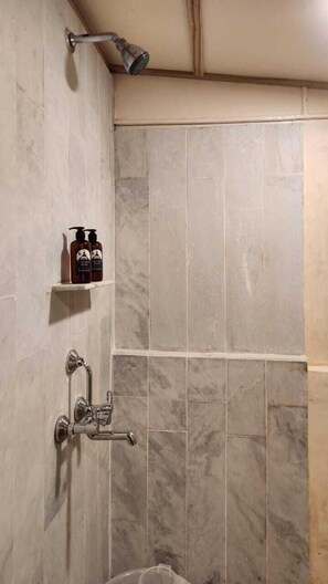 Deluxe tweepersoonskamer | Badkamer | Een douche, een hydromassagedouche, een haardroger, pantoffels