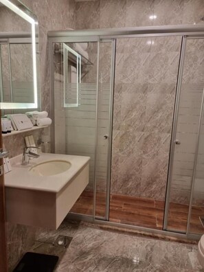 Towels, soap, shampoo, toilet paper - Casa Diora  (Jeddah)