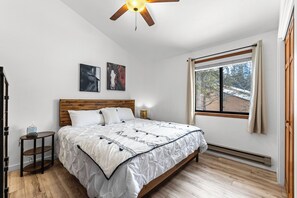 2 makuuhuonetta, silitysrauta/-lauta, ilmainen Wi-Fi, vuodevaatteet