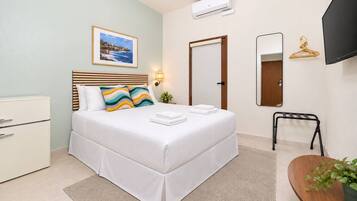 Quarto casal superior, sacada, vista para a cidade | Wi-Fi de cortesia