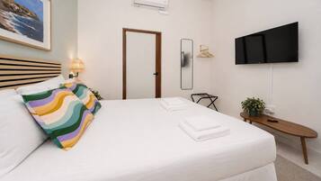 Quarto casal superior, sacada, vista para a cidade | Wi-Fi de cortesia