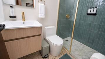 Superior Double Room, Balcony, City View | Bathroom
