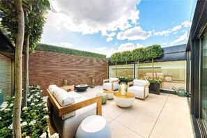 Terrace/patio - Temple Bar Luxury Apartment With River View (Dublin)