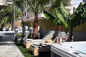 Outdoor spa tub - El Dorado Corner (Chania)
