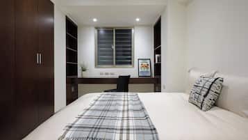 3 bedrooms, desk, iron/ironing board, travel crib